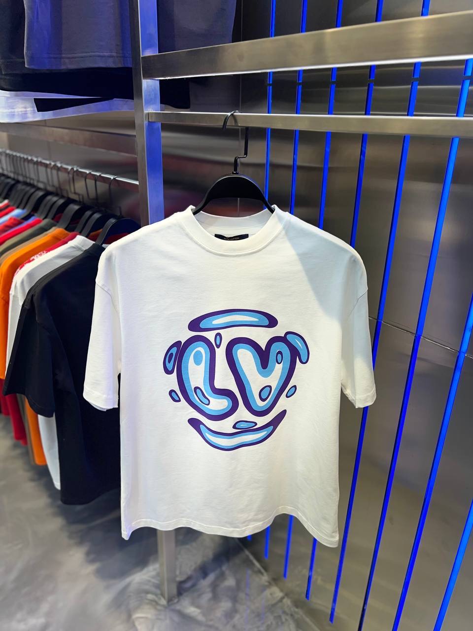 Camiseta blanca con diseño gráfico