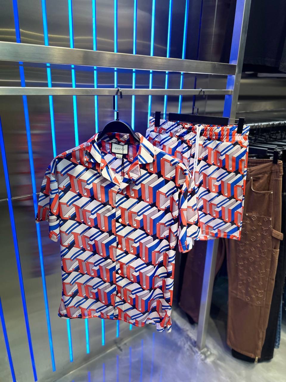 Camisa geométrica y pantalones cortos