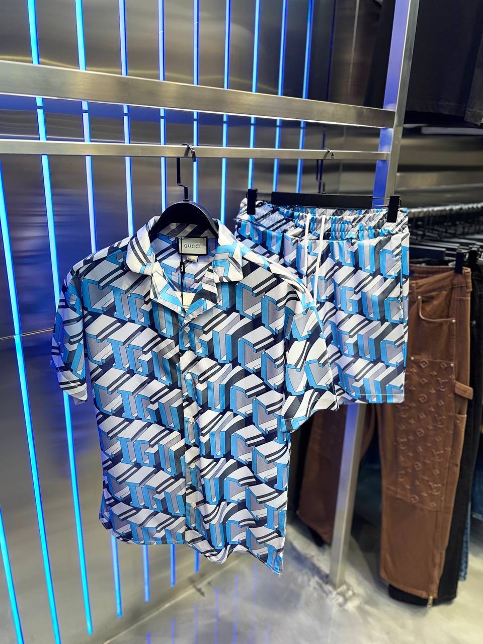 Conjunto de camisa y shorts