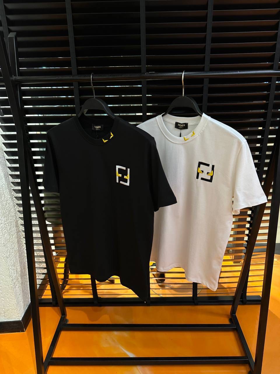 Camisetas negras y blancas con logo