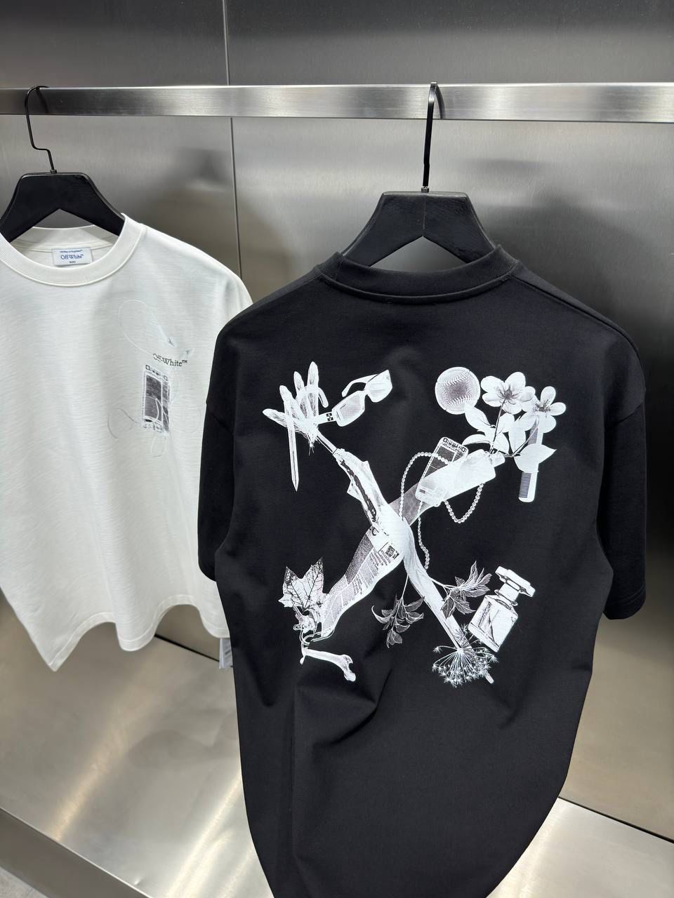 Camiseta negra con diseño