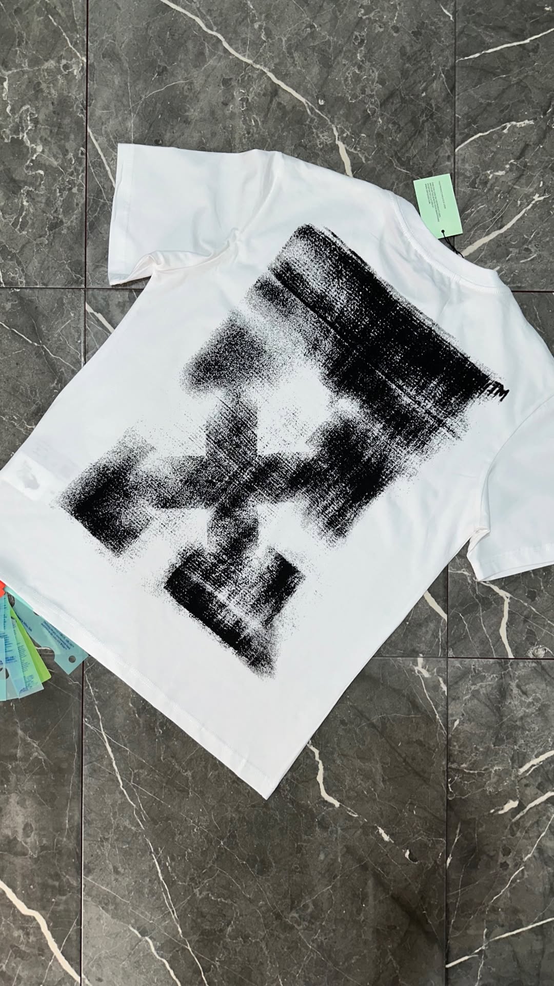 Camiseta blanca con diseño abstracto