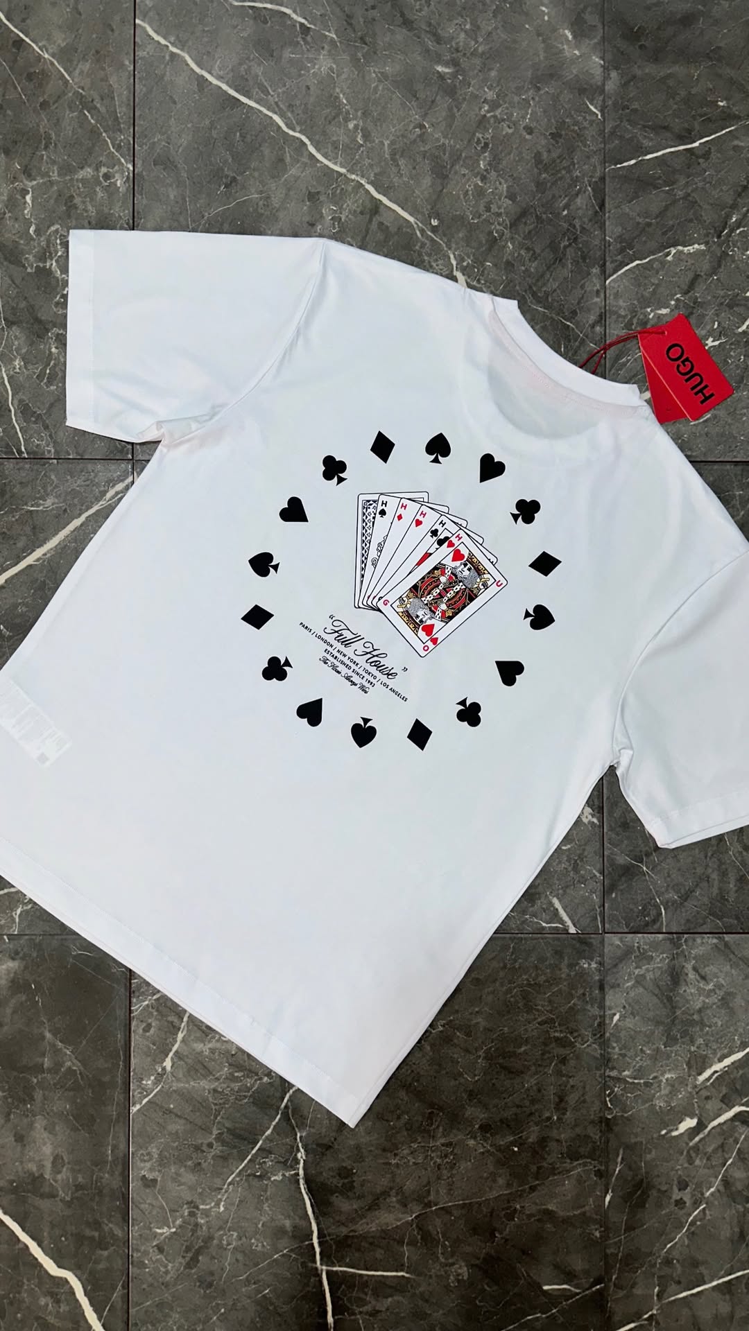 Camiseta blanca con diseño de cartas