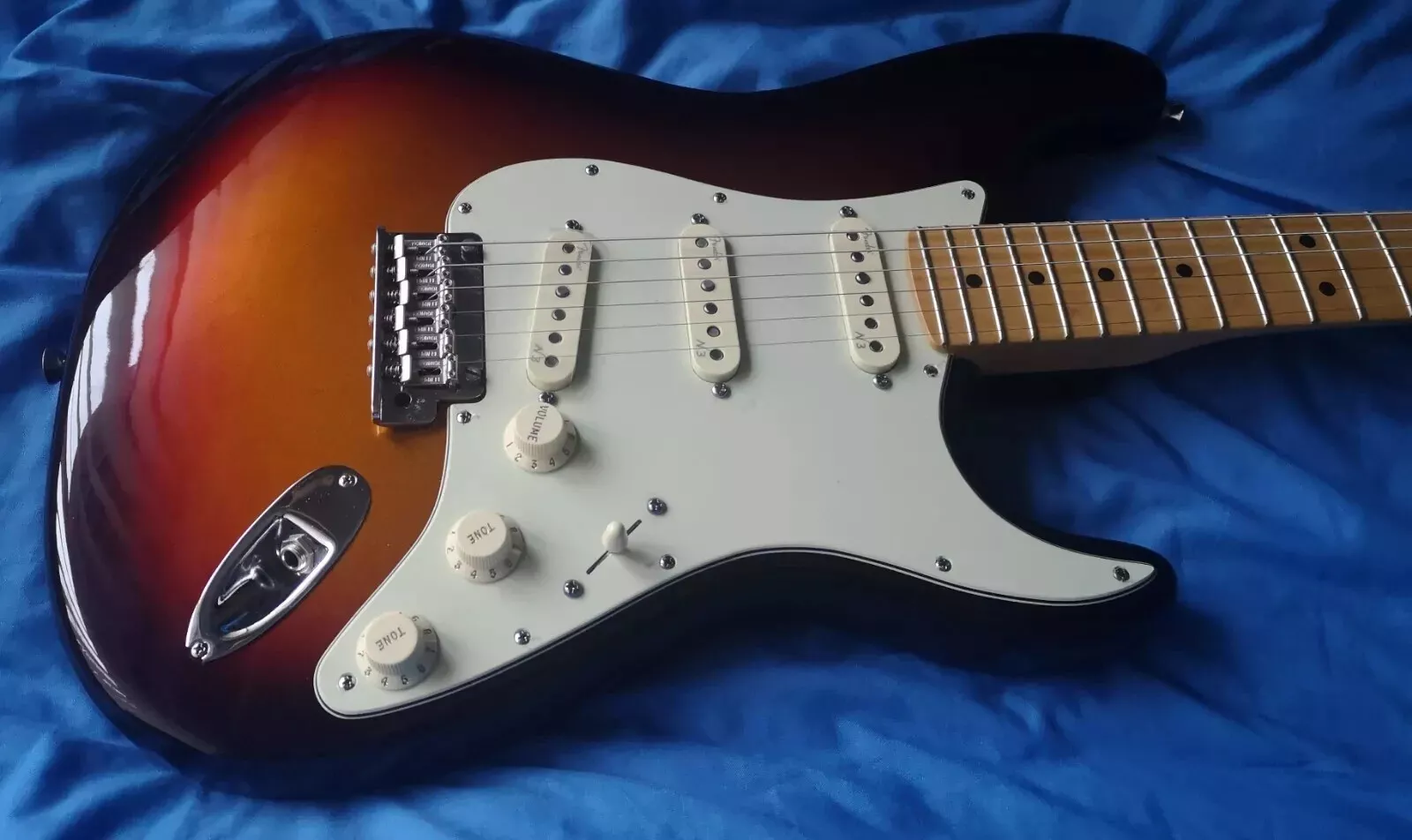 2016 Fender Deluxe Stratocaster Plus + 3 personality cards + Original Case 