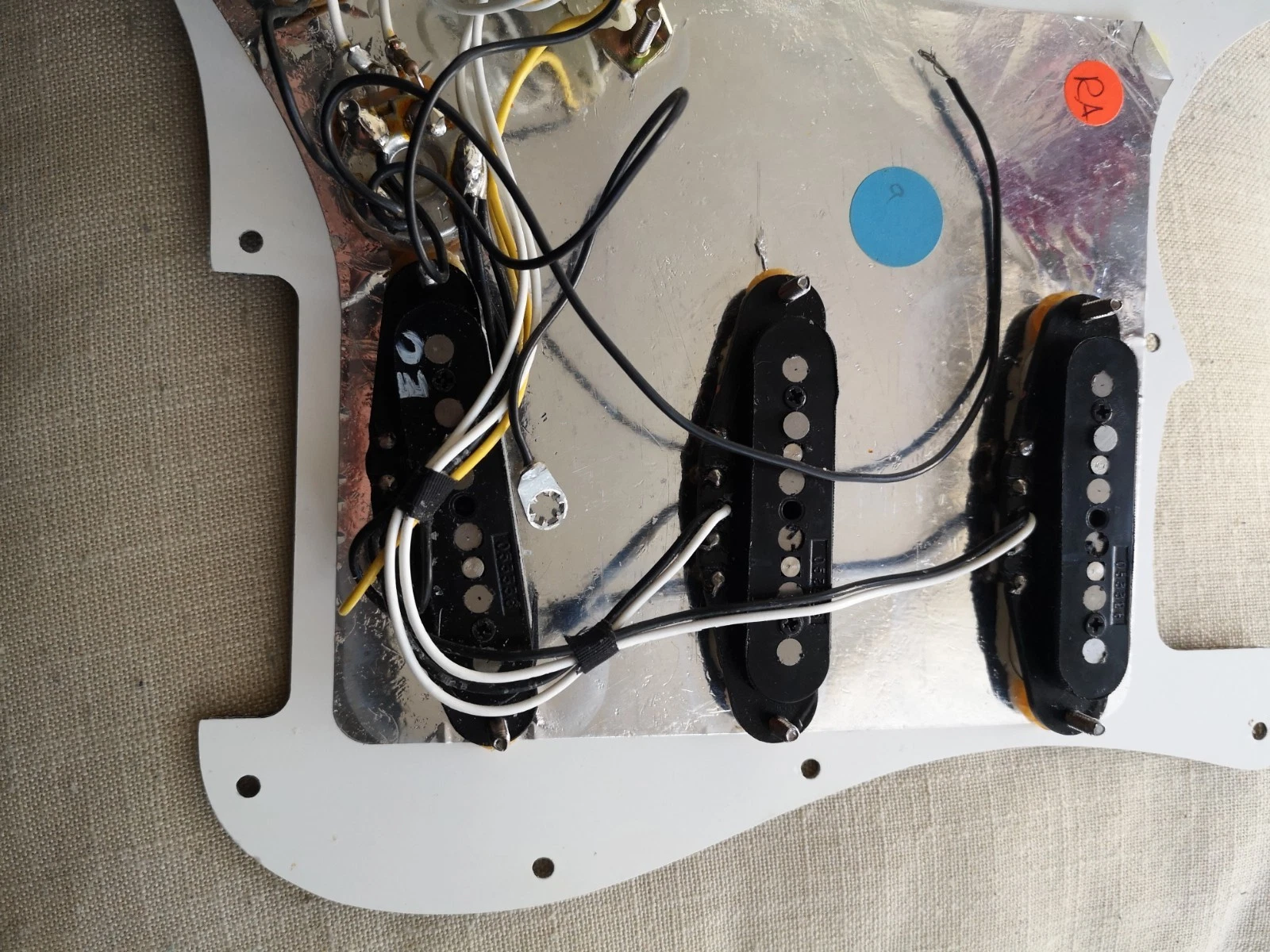 Fender Stratocaster Guitar Noiseless Pickups Loaded Pickguard