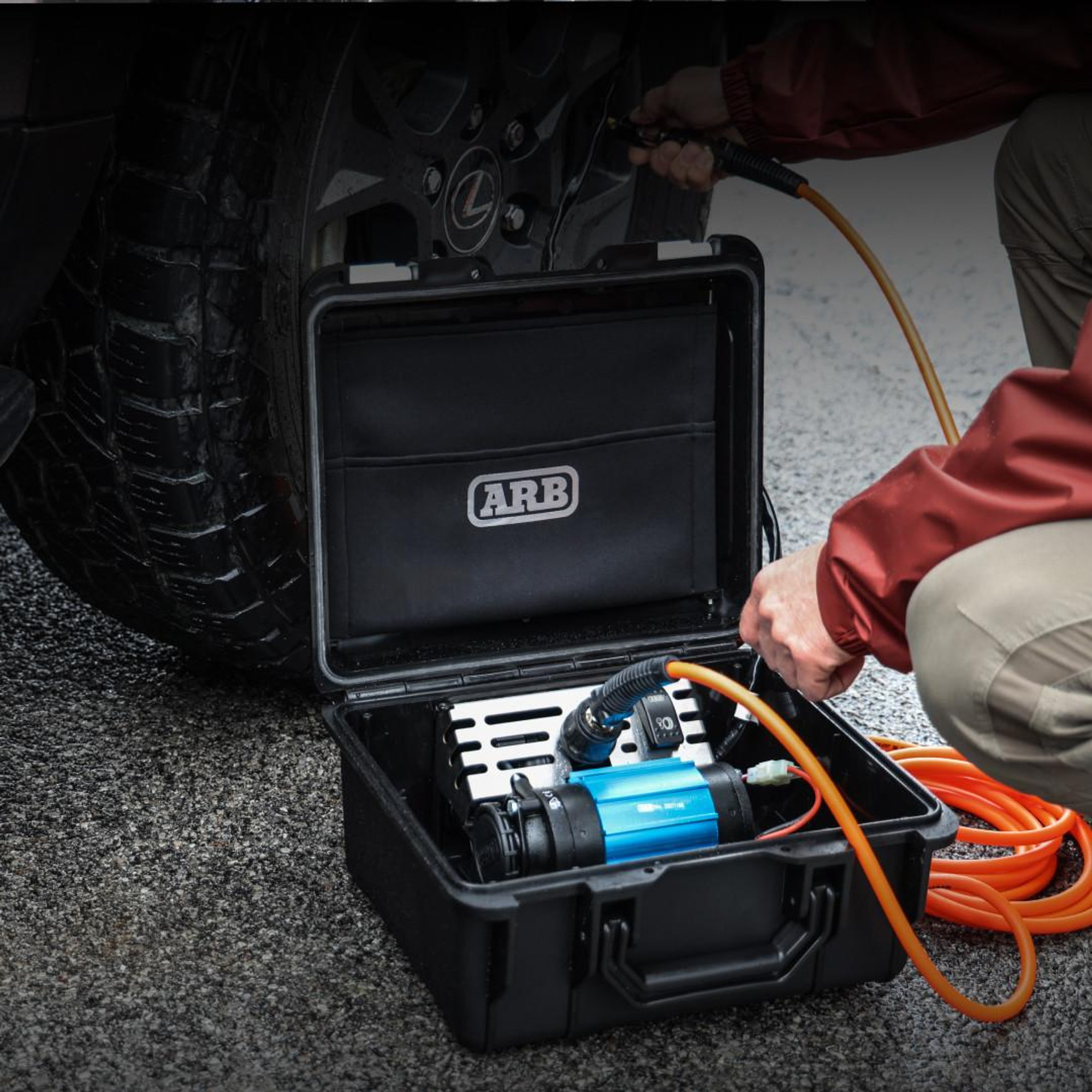 ARB COMPRESSOR KIT MEDIUM PORTABLE 12V - VERSION 2 + ARB ANALOGUE TYRE INFLATOR BRAIDED HOSE W/CHUCK
