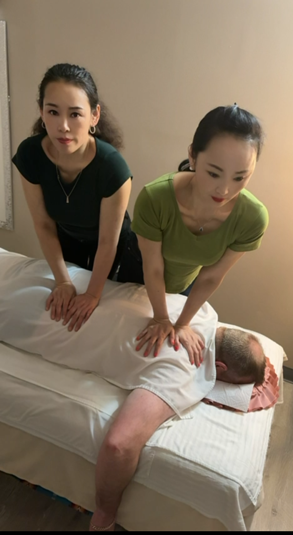 60 Minute 4 Hands Massage 