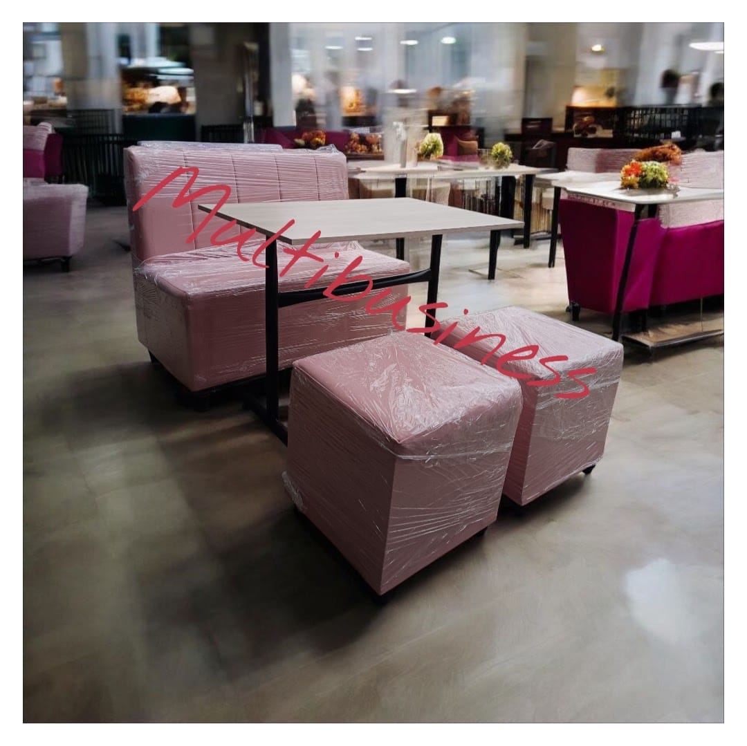 Mesa con sofá y dos puffs