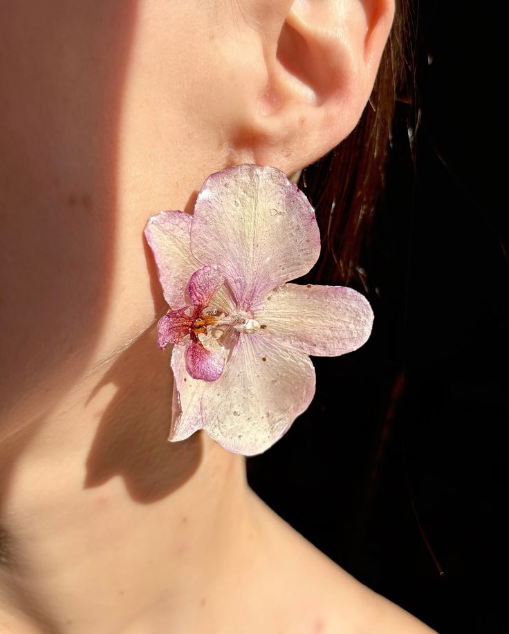 Créez des boucles d'oreilles en résine UV & fleurs séchées