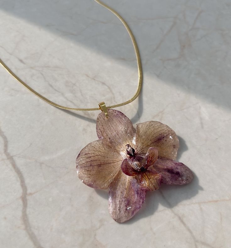 Créez un collier en résine UV & fleurs séchées