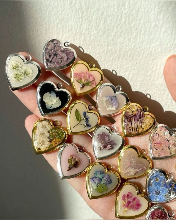 Décorez un pendentif en résine UV & fleurs séchées