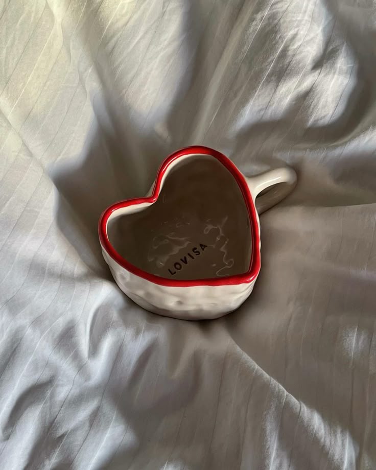 Créez et décorez un mug coeur en céramique