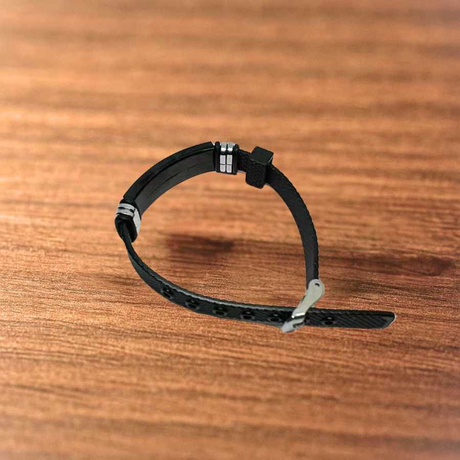 Pulseira Unissex Ajustável Preta em Material PU. Valor com Gravação.