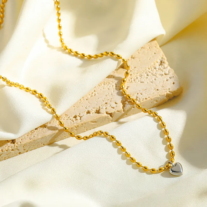 Colar de aço com banho de ouro com pingente de coração