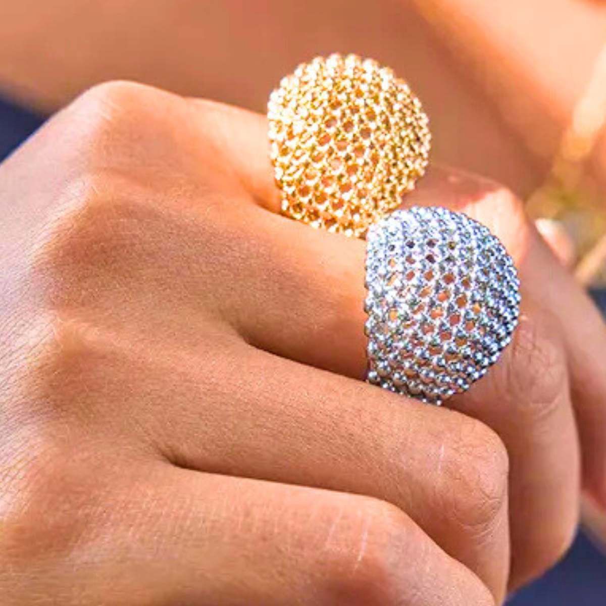 Anel dourado texturizado