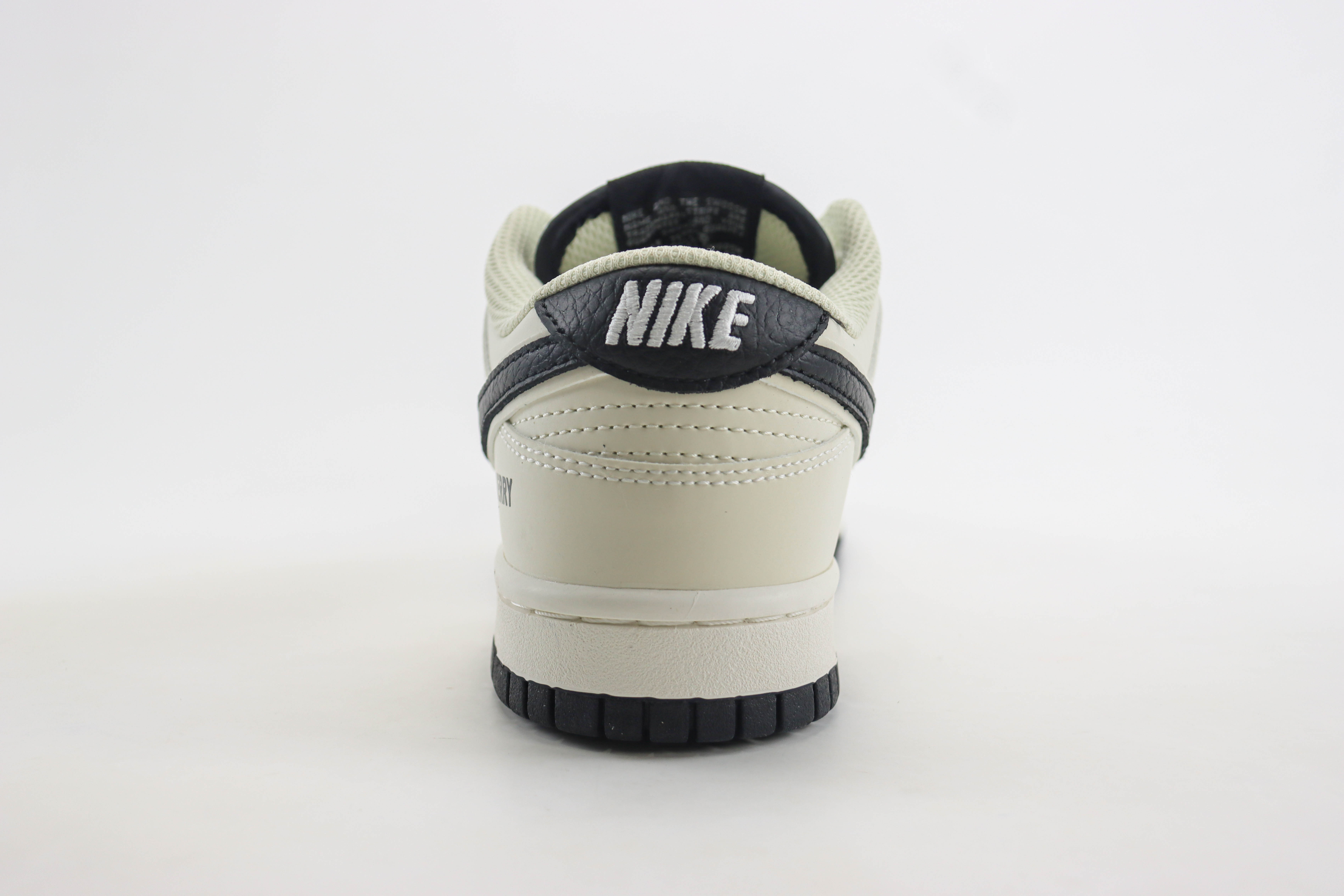 Burberry x Nike SB Dunk 