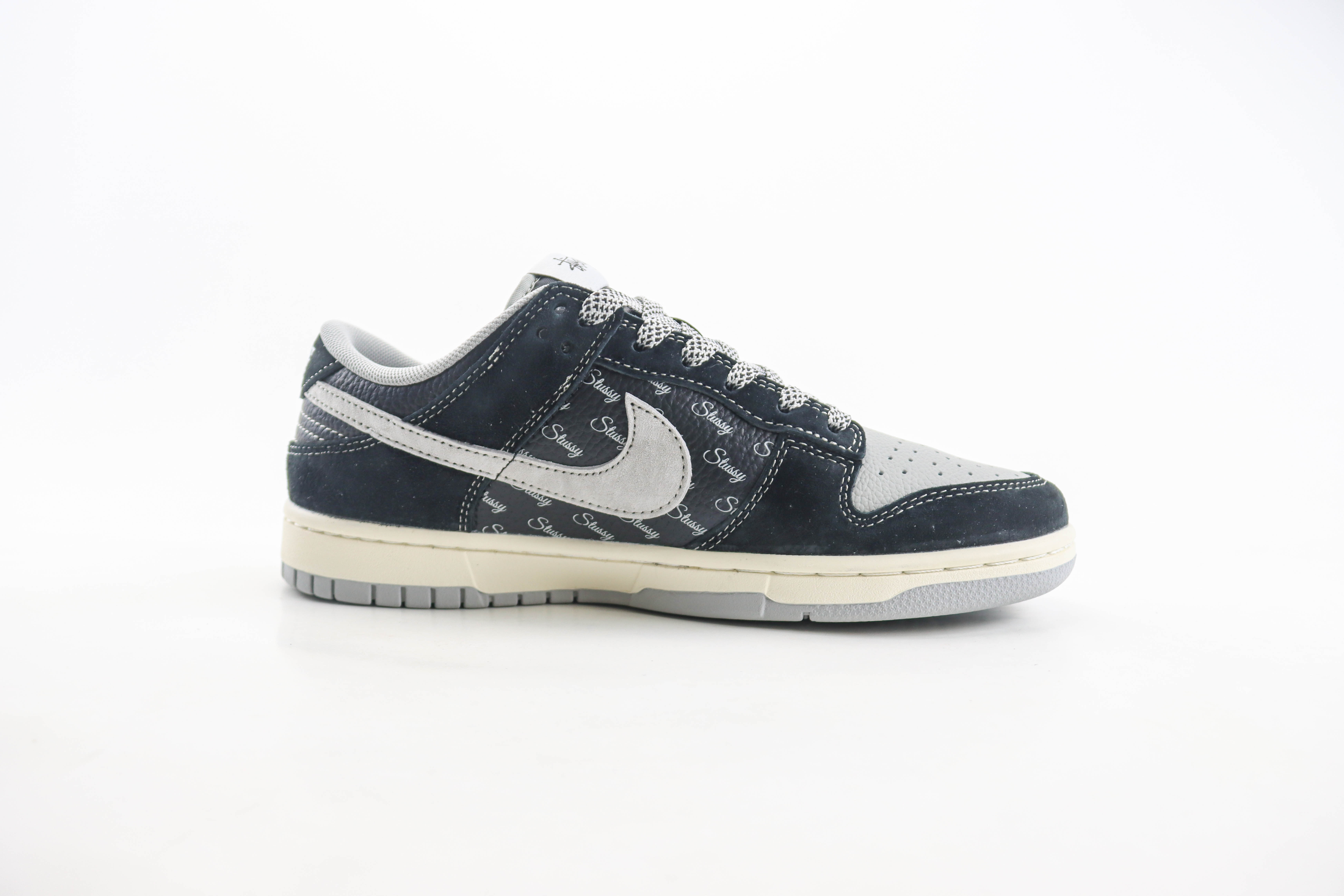 Nike x Stüssy SB Dunk Low
