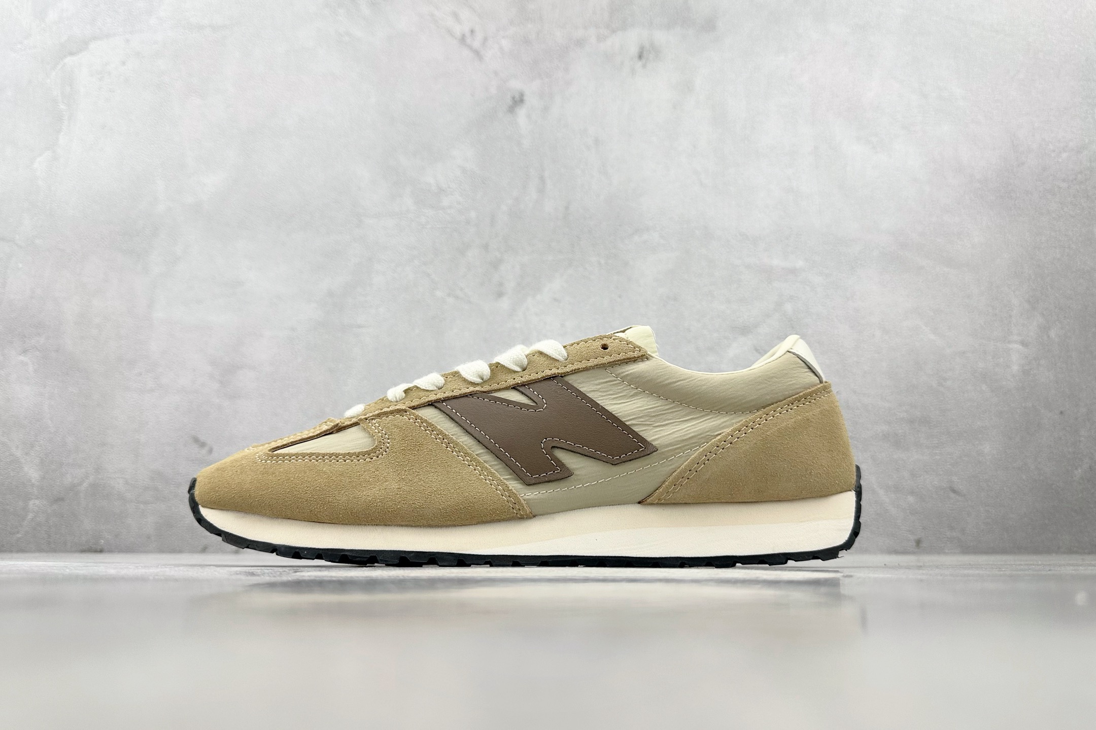 New Balance 471 in Beige 