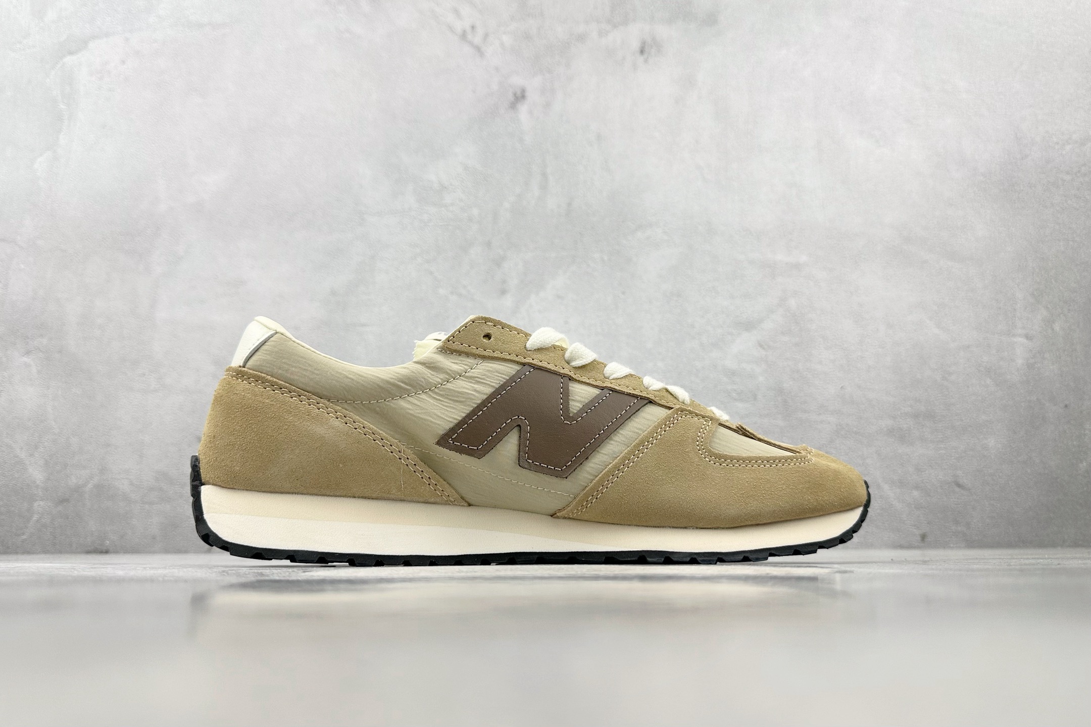 New Balance 471 in Beige 
