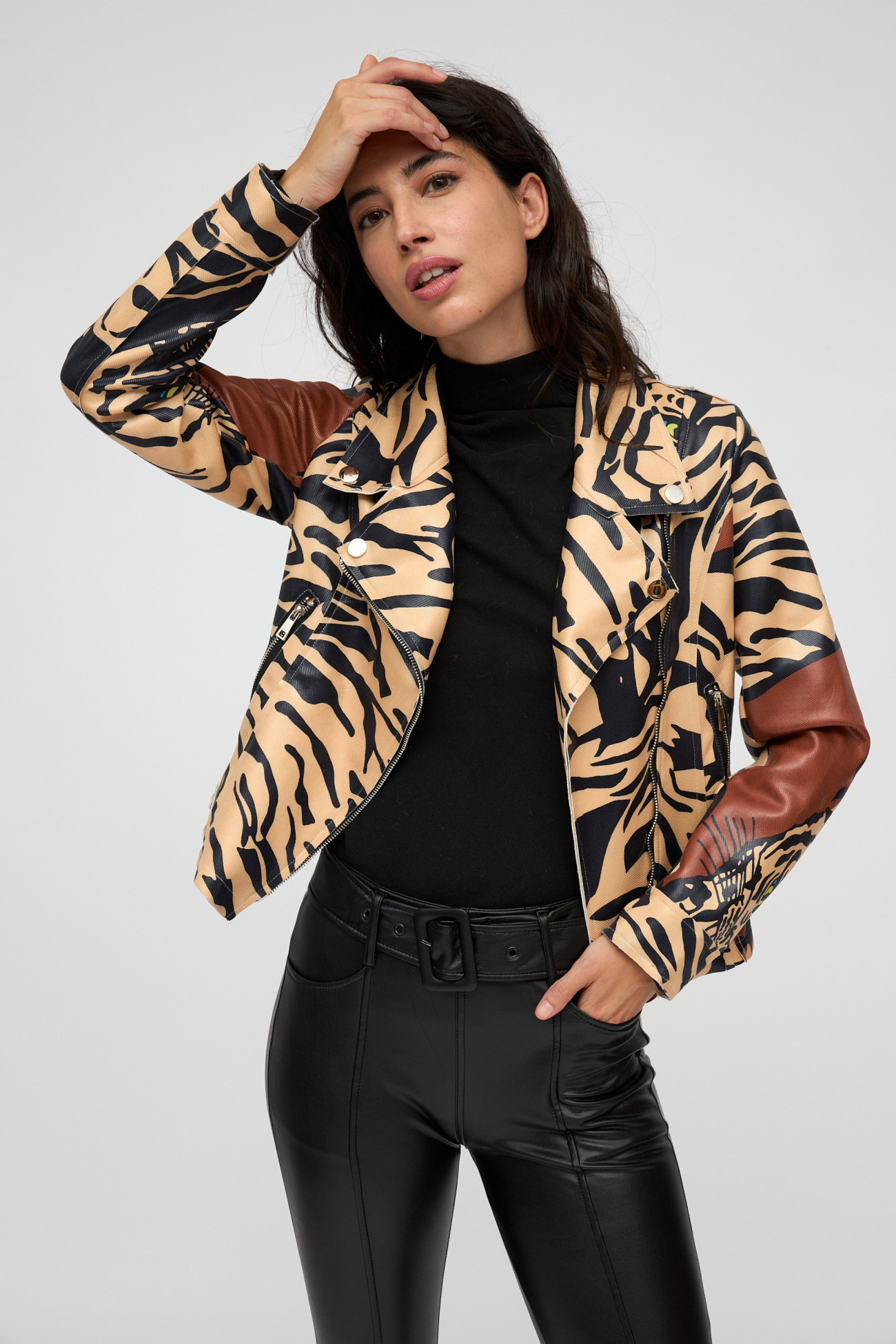 Chaqueta de cuero estampada