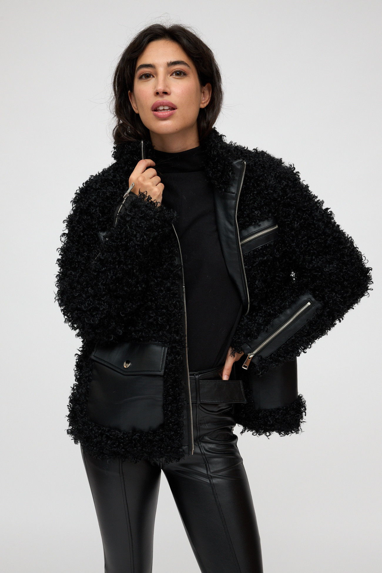 Chaqueta negra de estilo moderno