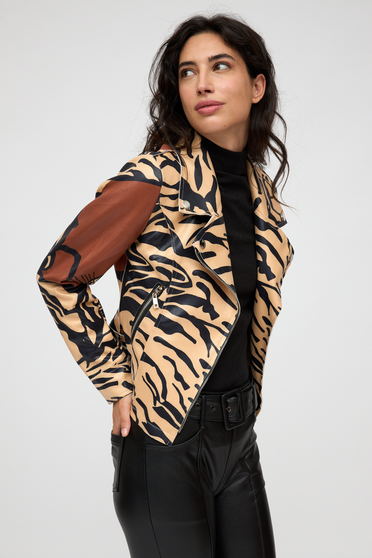 Chaqueta de cuero estampada