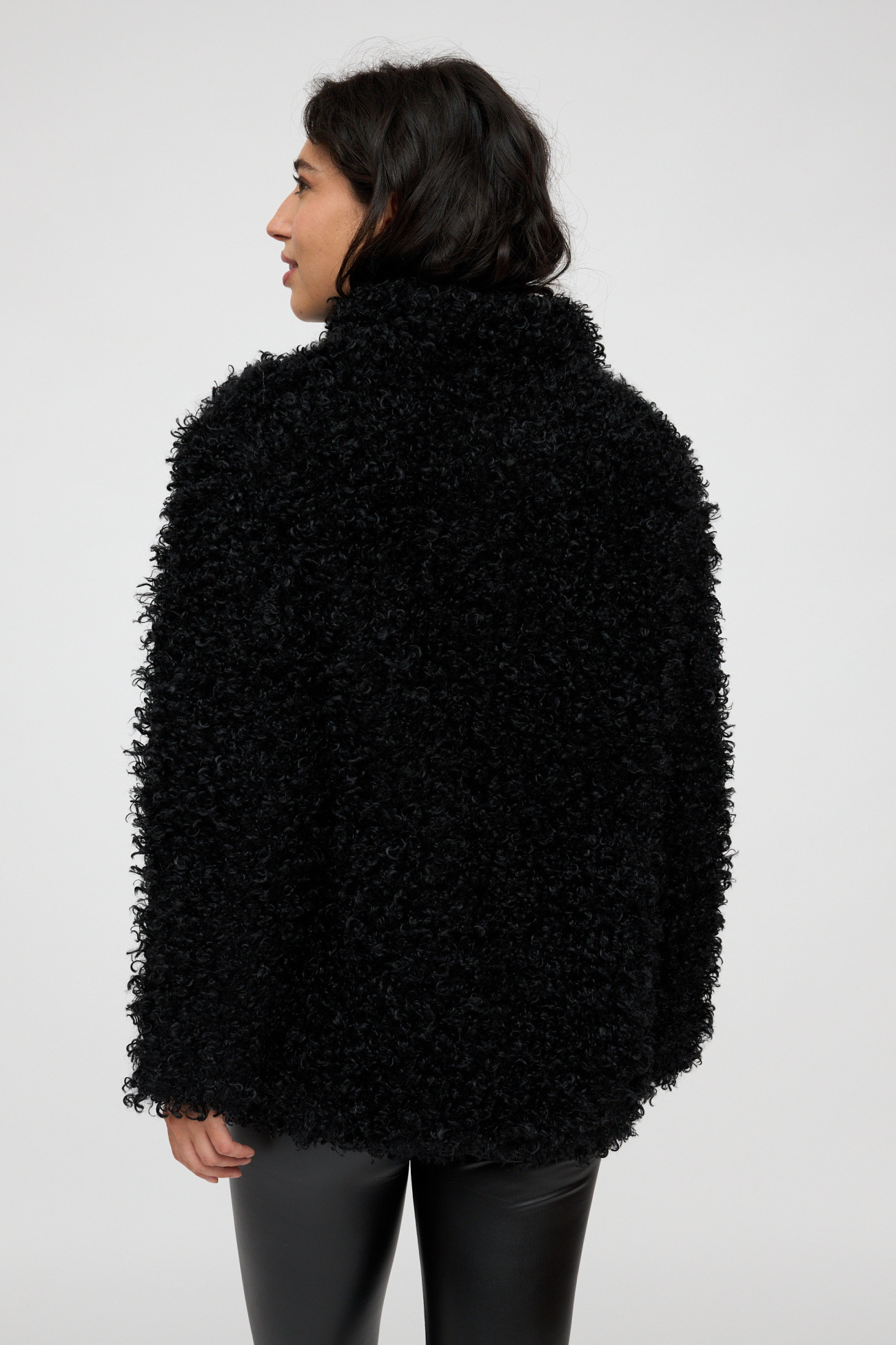 Chaqueta negra de estilo moderno