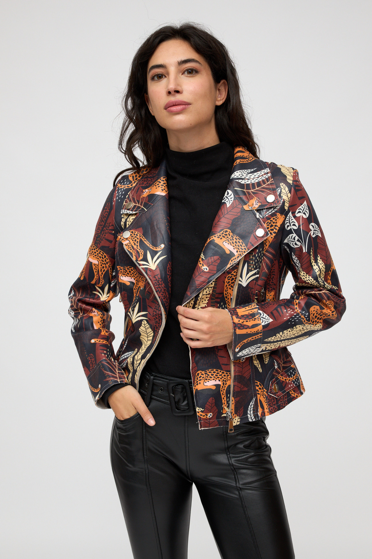 Chaqueta de cuero estampada