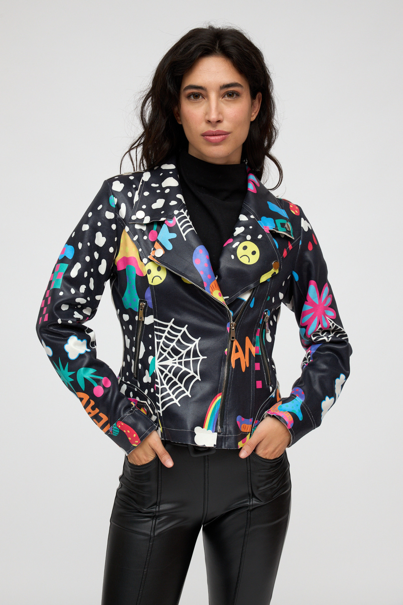 Chaqueta de cuero con diseño artístico