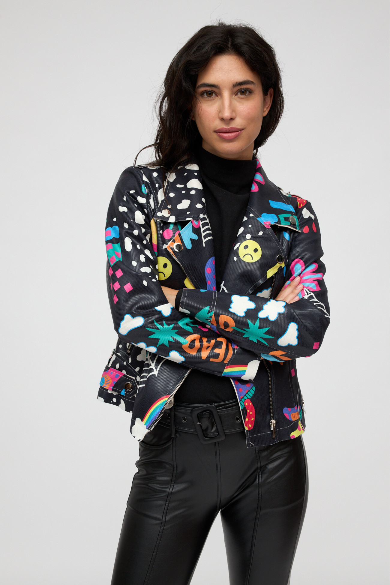 Chaqueta de cuero con diseño artístico