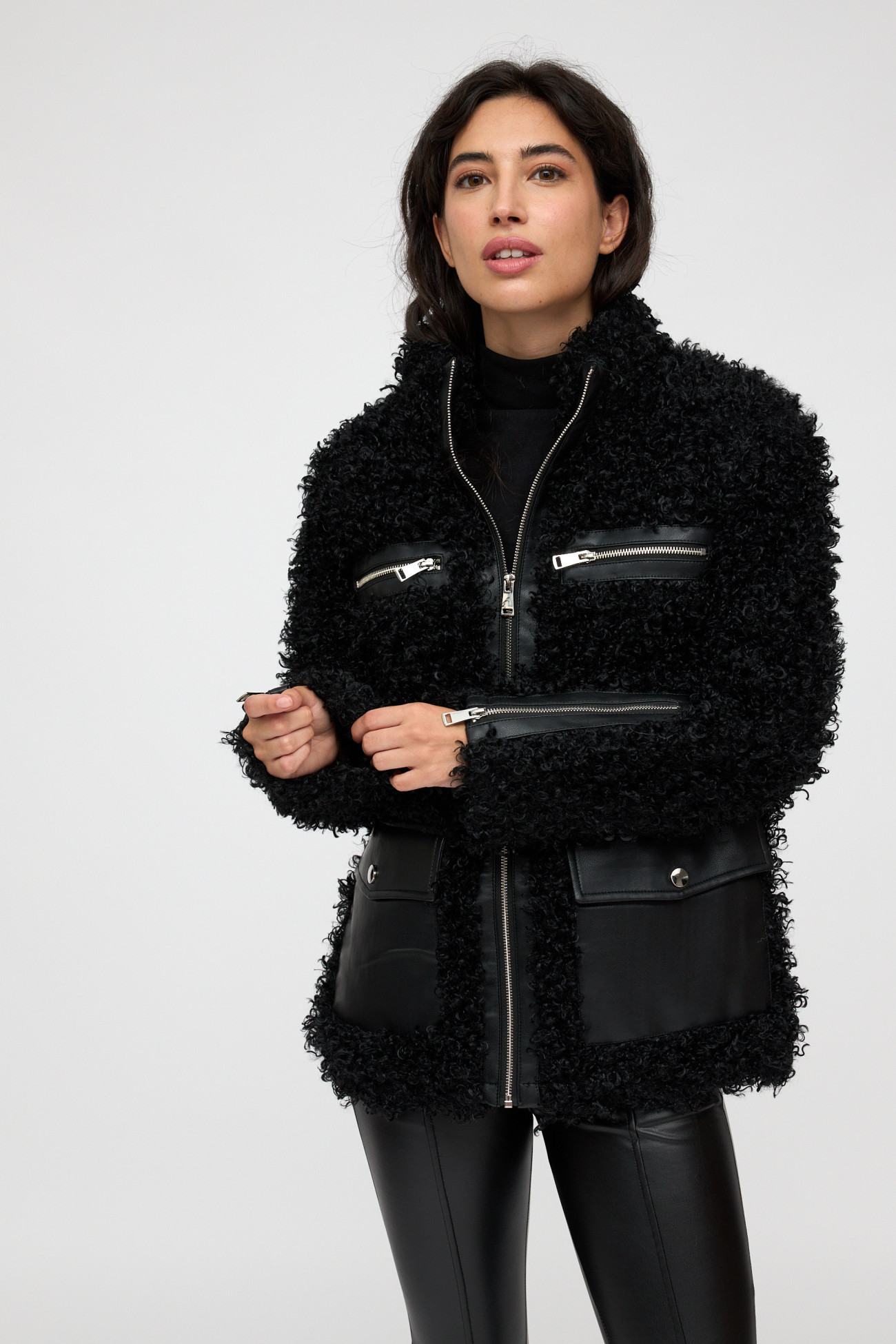 Chaqueta negra de estilo moderno