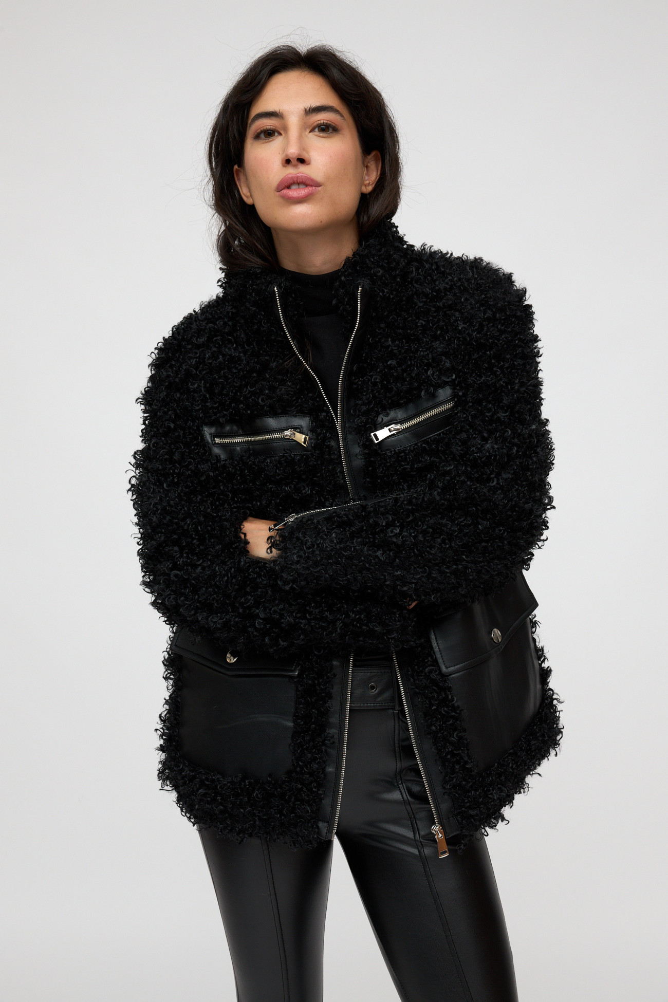 Chaqueta negra de estilo moderno