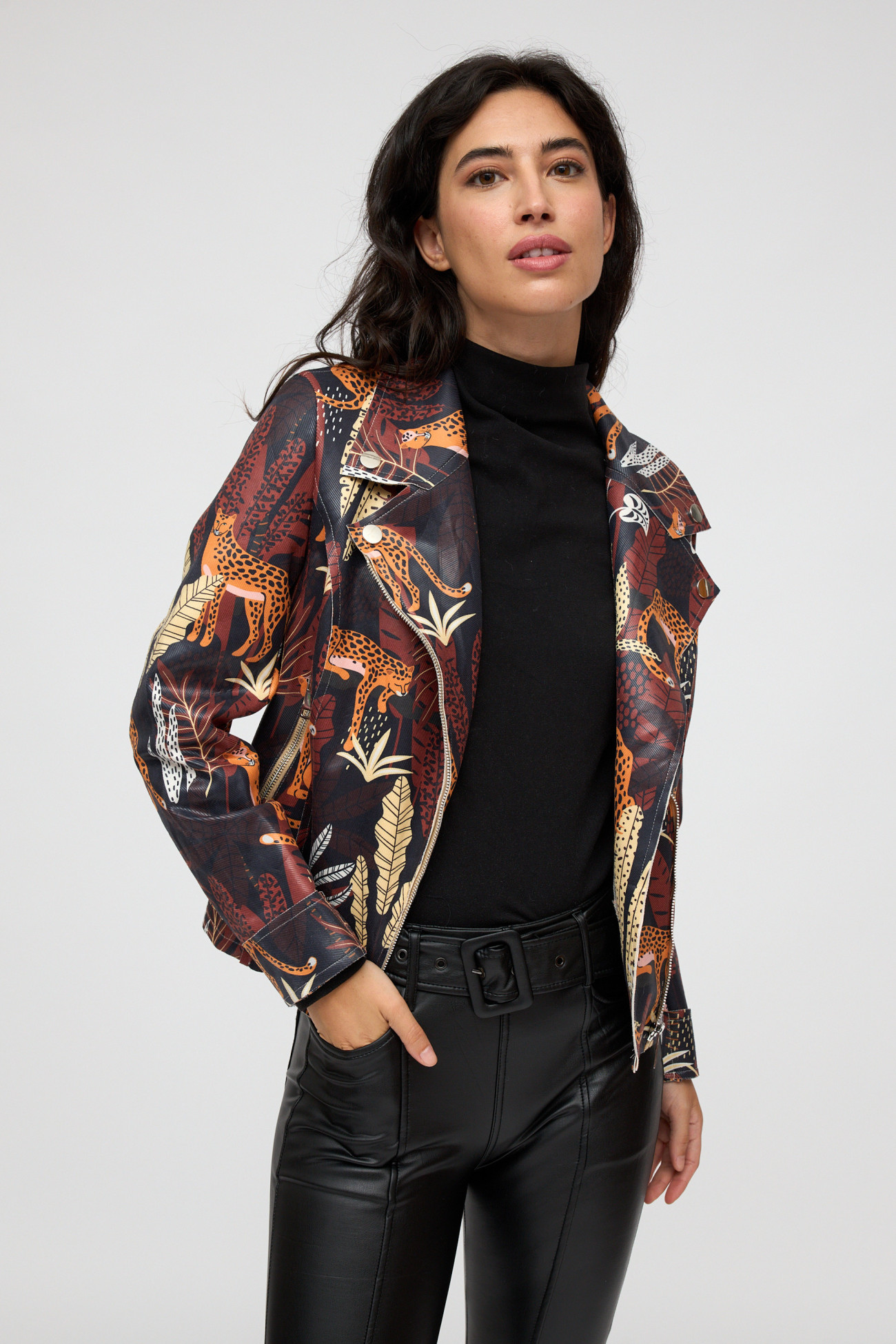 Chaqueta de cuero estampada
