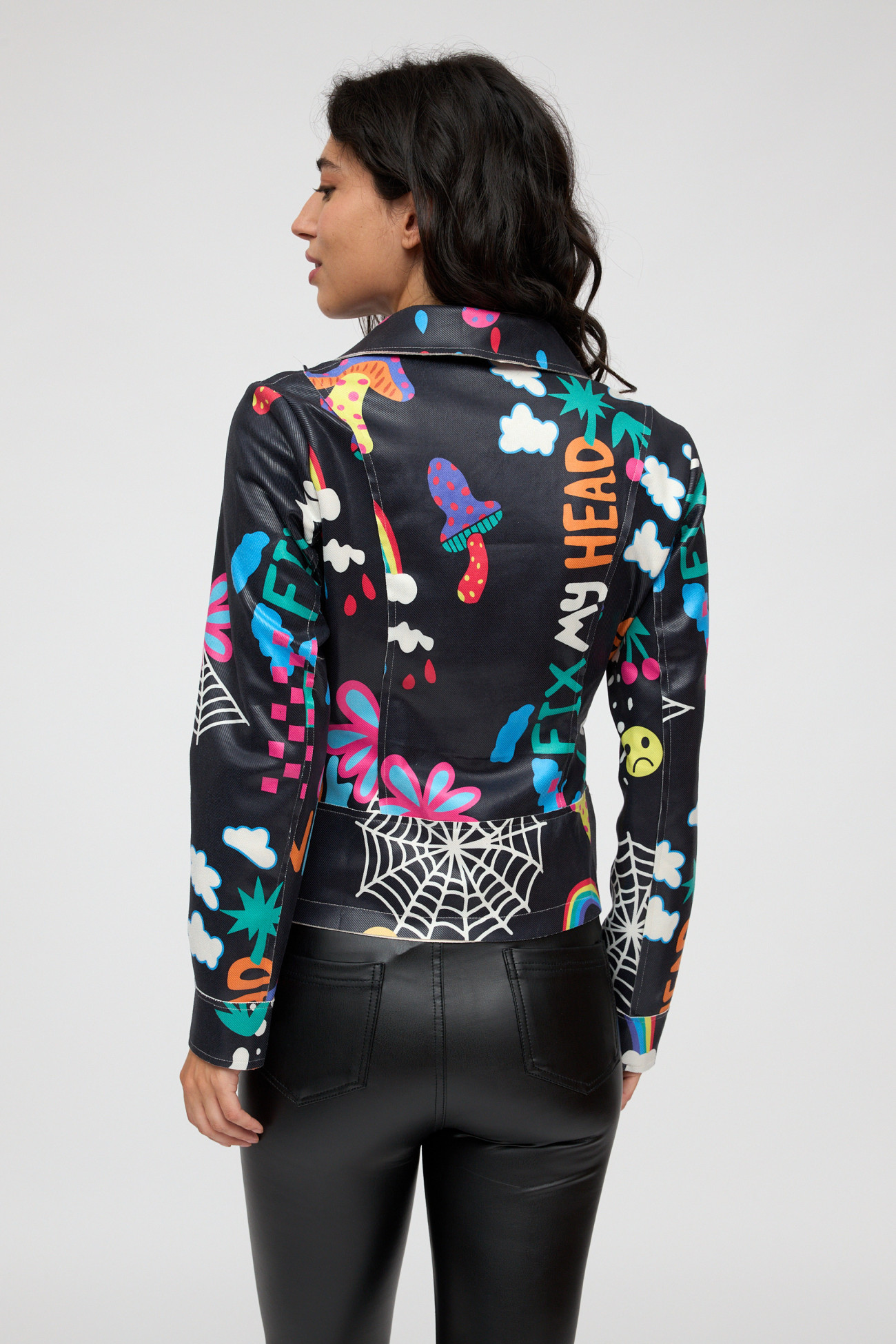 Chaqueta de cuero con diseño artístico