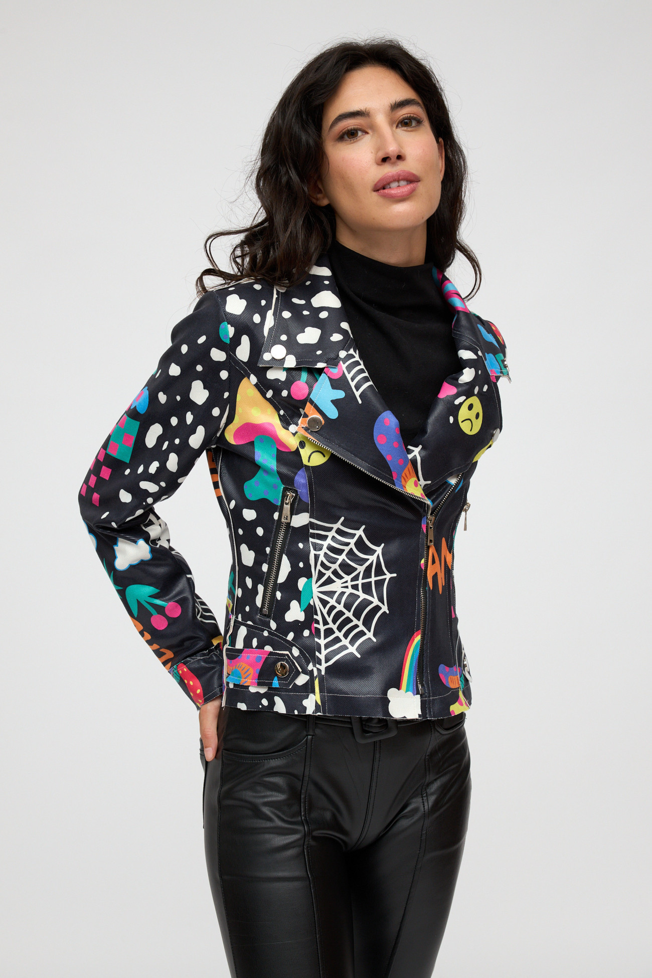 Chaqueta de cuero con diseño artístico