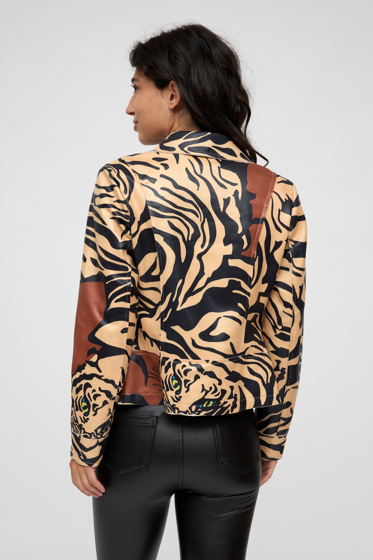 Chaqueta de cuero estampada