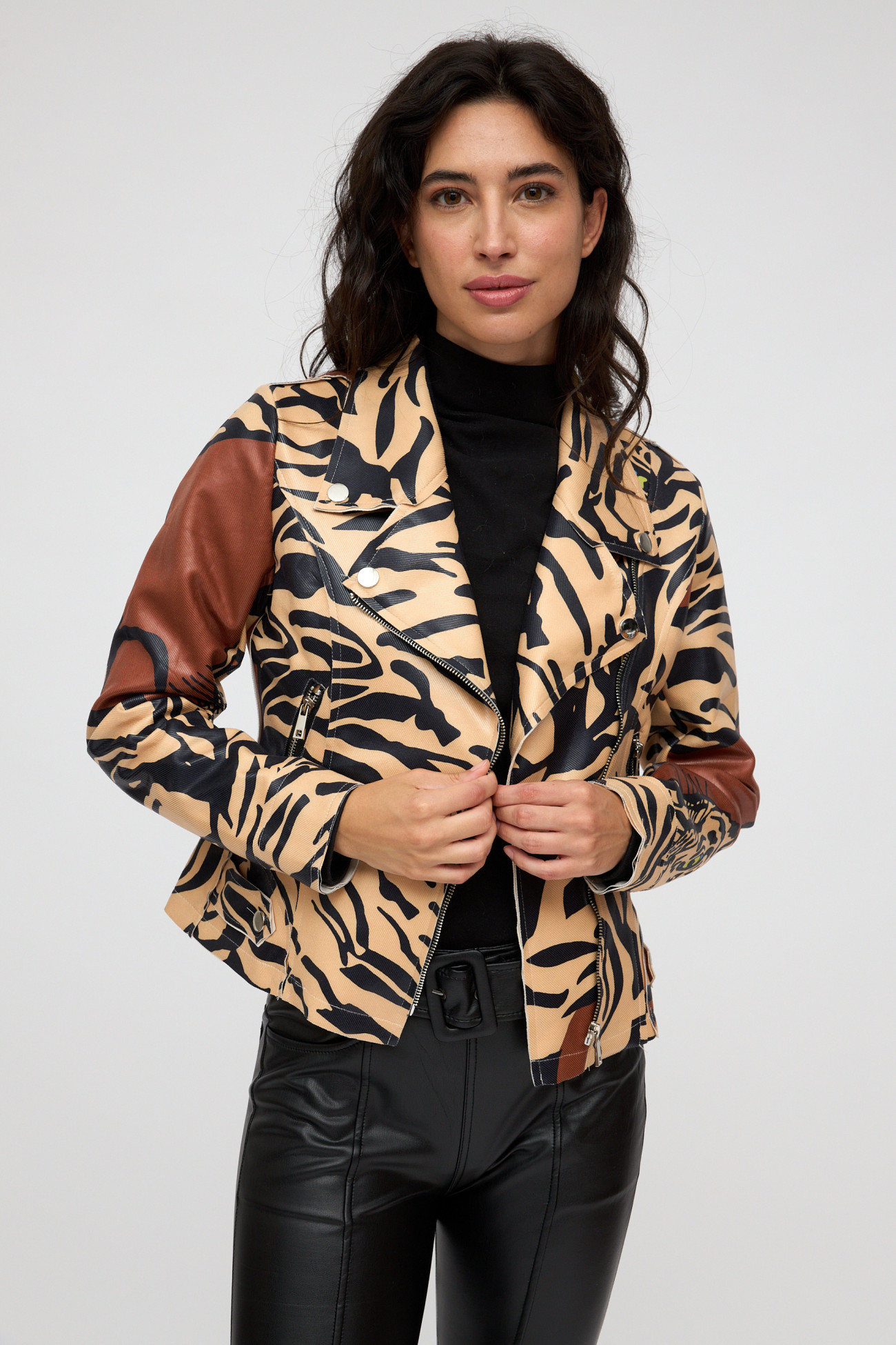 Chaqueta de cuero estampada