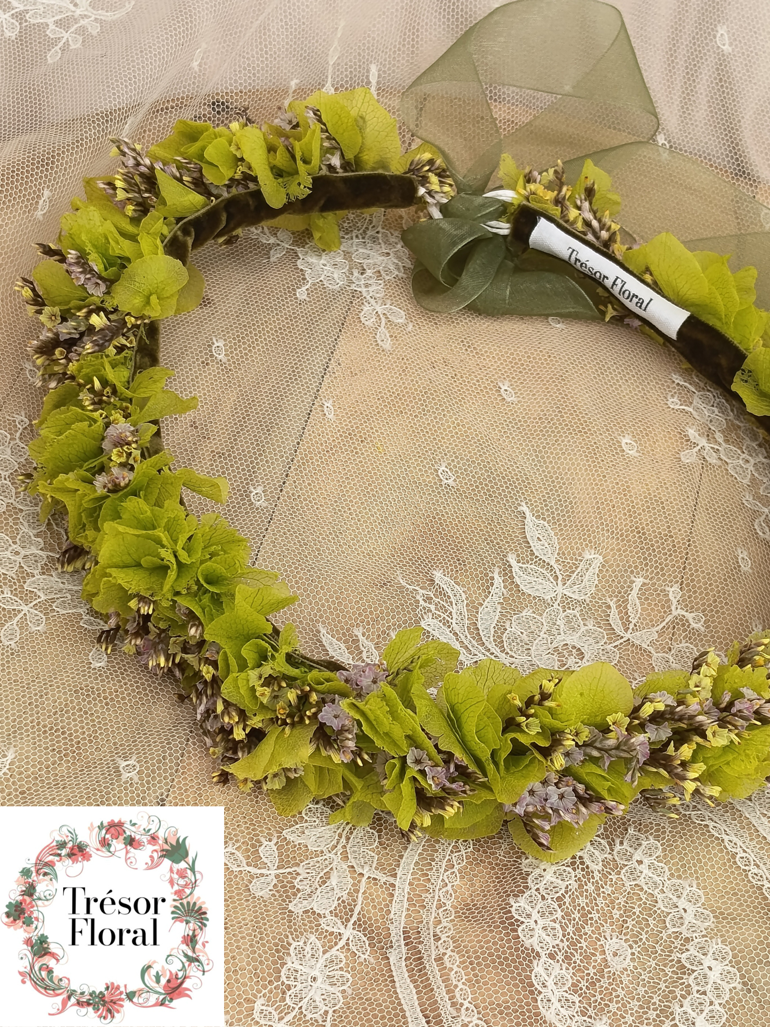 Couronne de fleurs verte et parme 