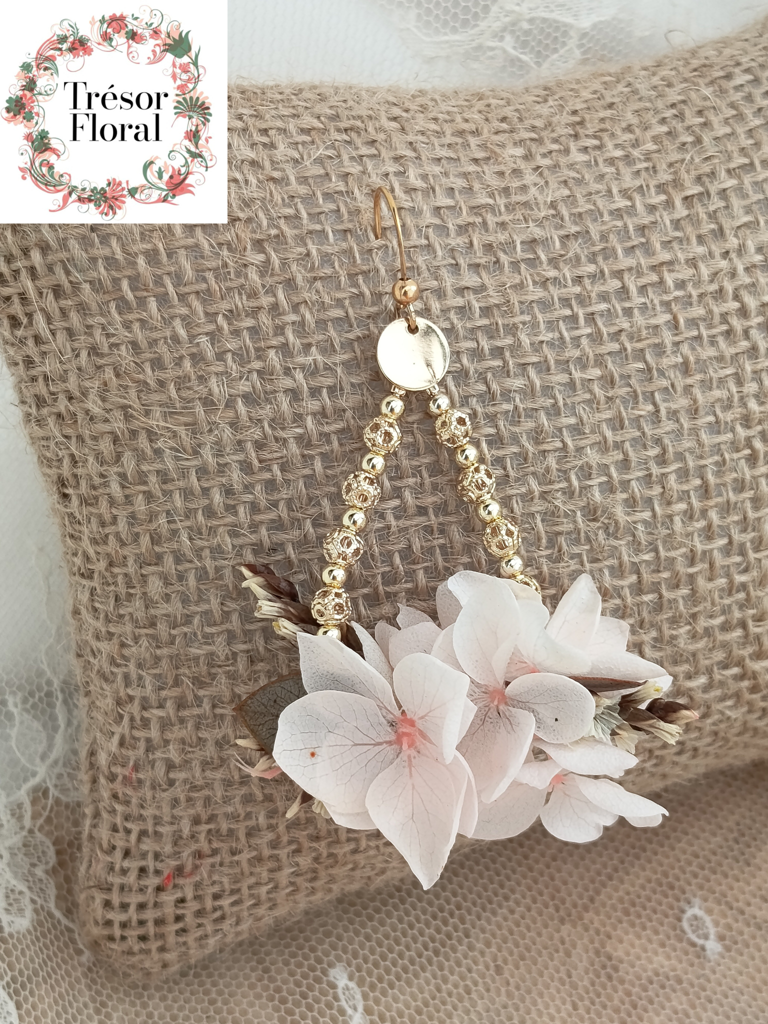 Boucle d’oreille fleurie