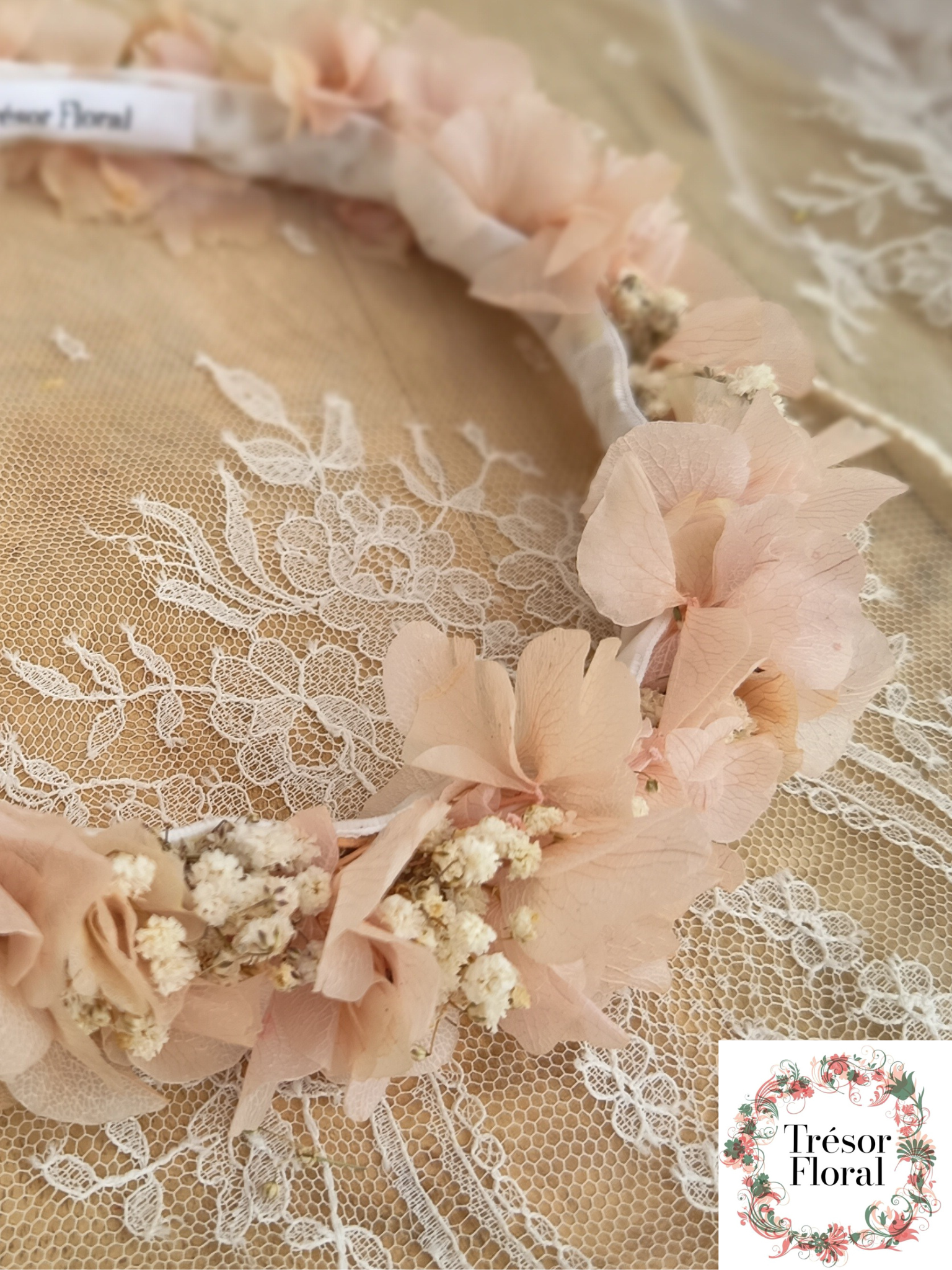 Couronne de fleurs rose pastel pour enfant