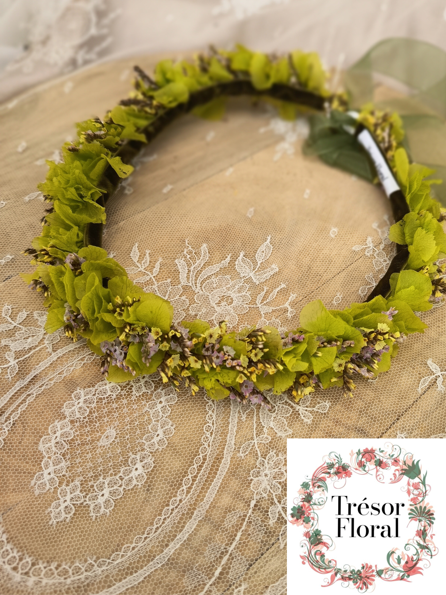 Couronne de fleurs verte et parme 