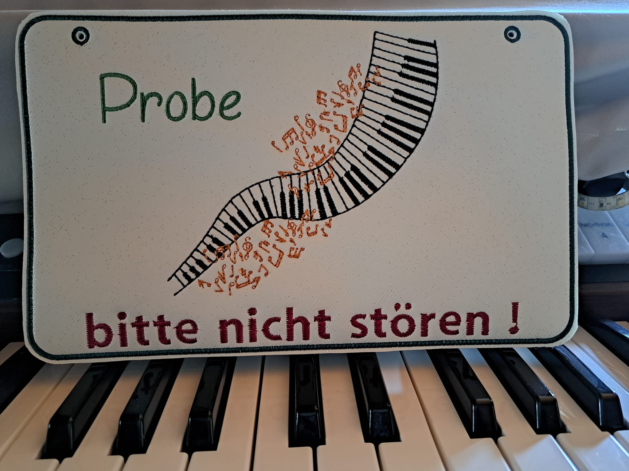 Stickdatei Konturen und Vollstick Kopfhörer und Tasten+Noten