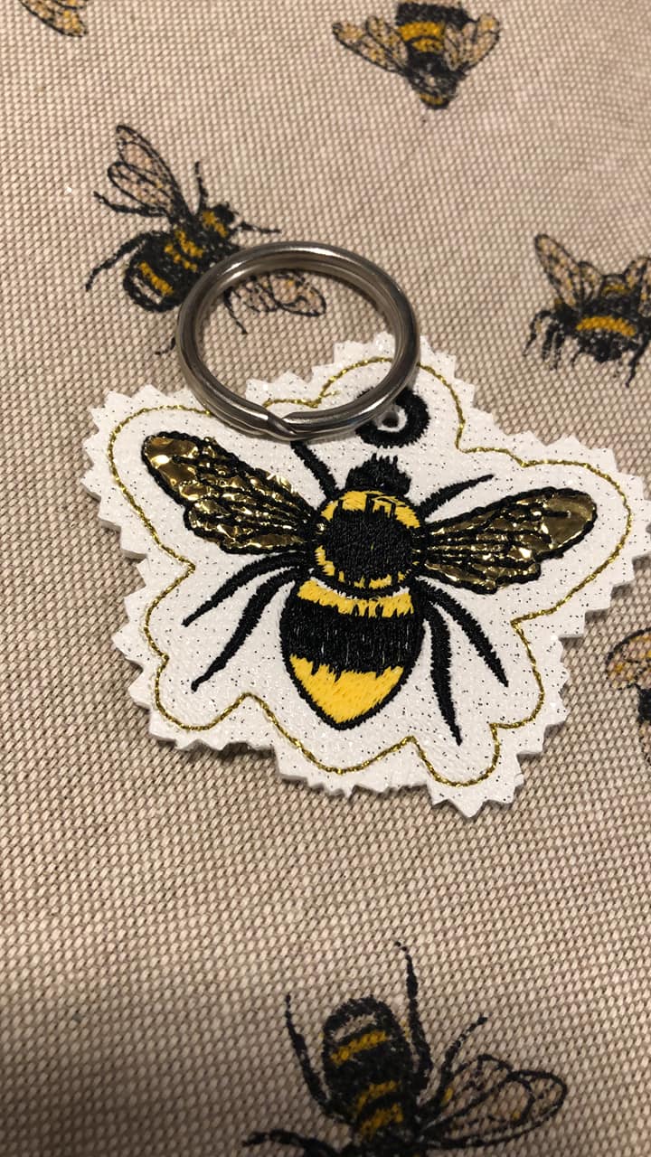 Stickdatei Biene als Anhänger und Patch