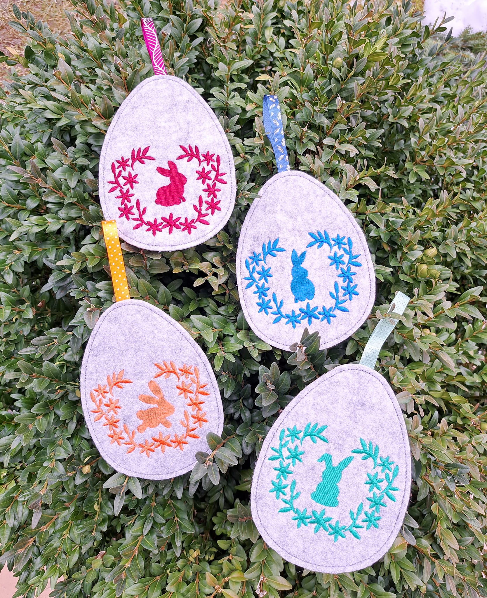 Stickdatei ITH Eier Aufhänger mit Hase filigran