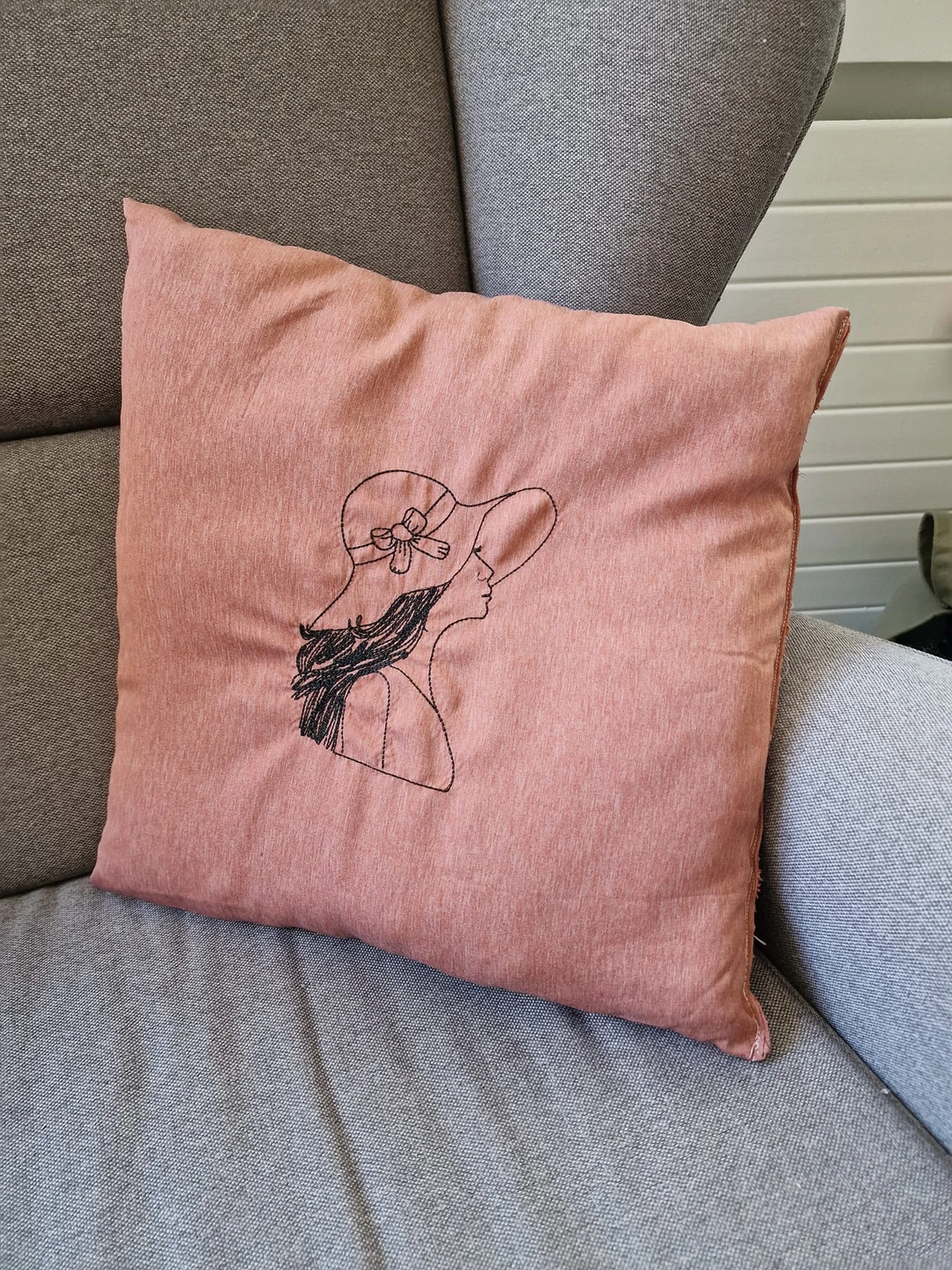 Stickdatei Kontur Frau mit Hut