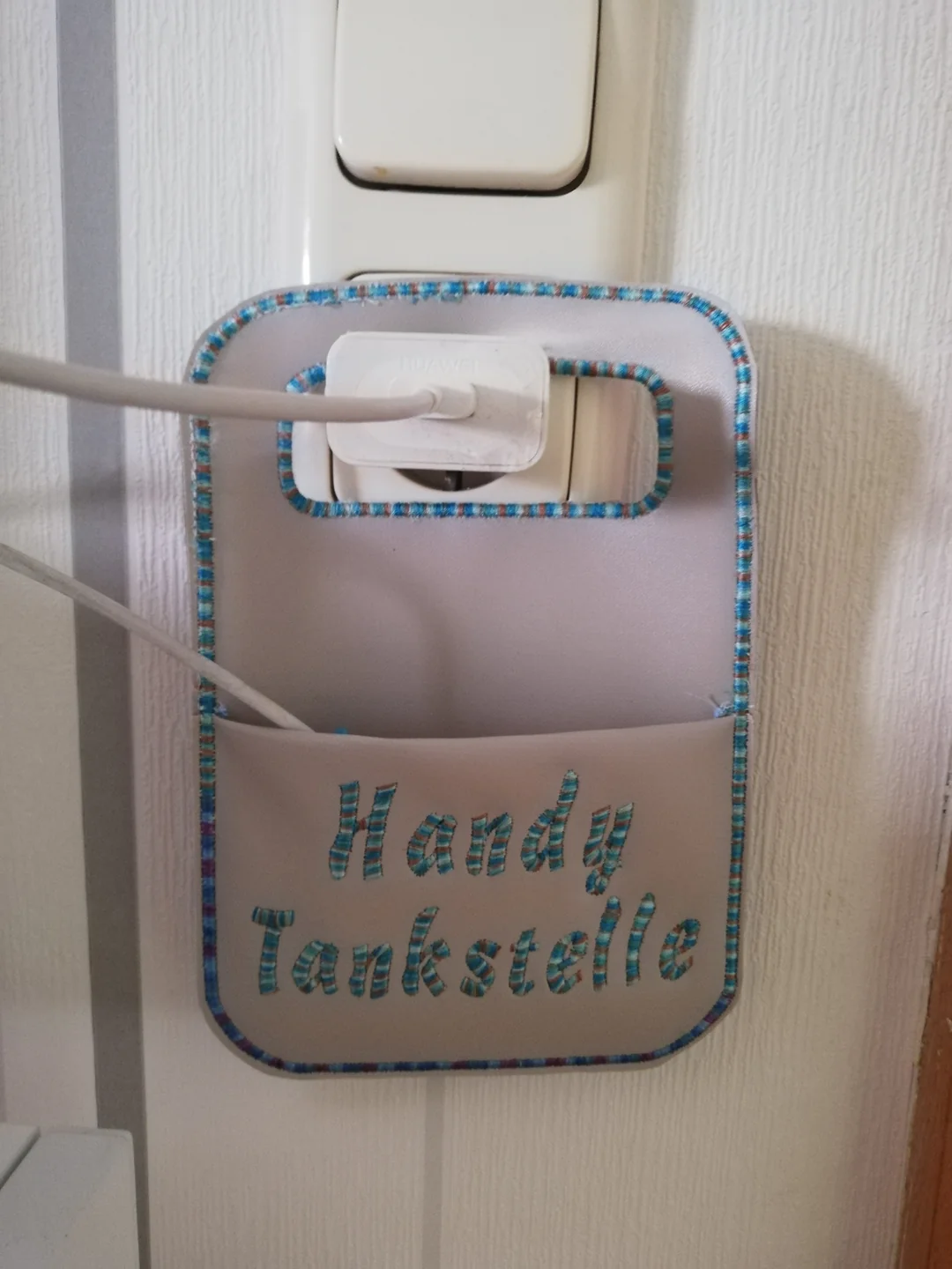 Stickdatei ITH Handy Auflade Station