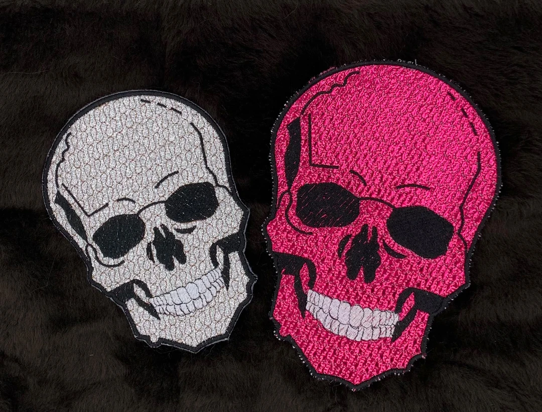 Stickdadtei  Kontur Applikation Totenkopf