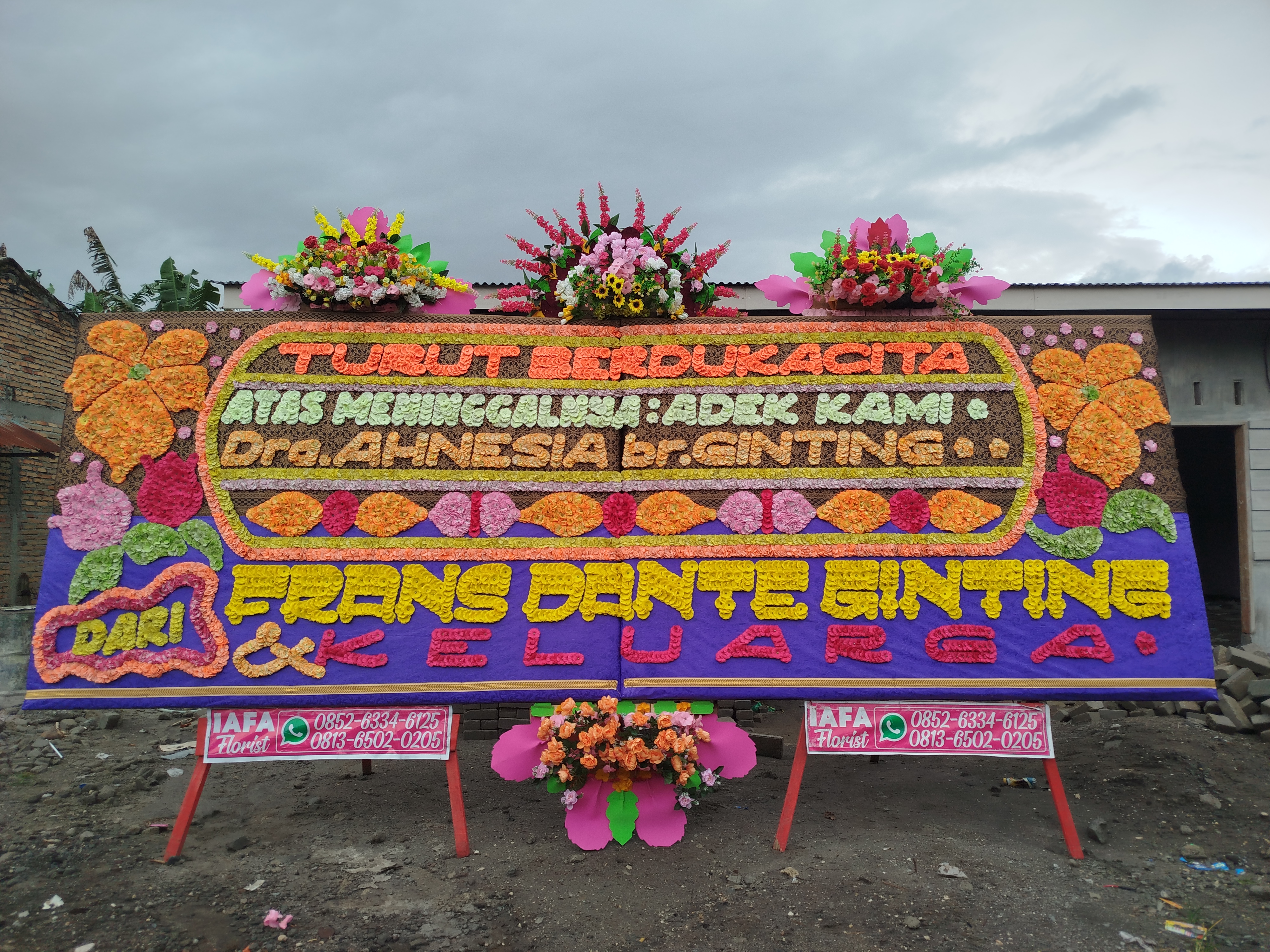 Karangan bunga papan duka cita