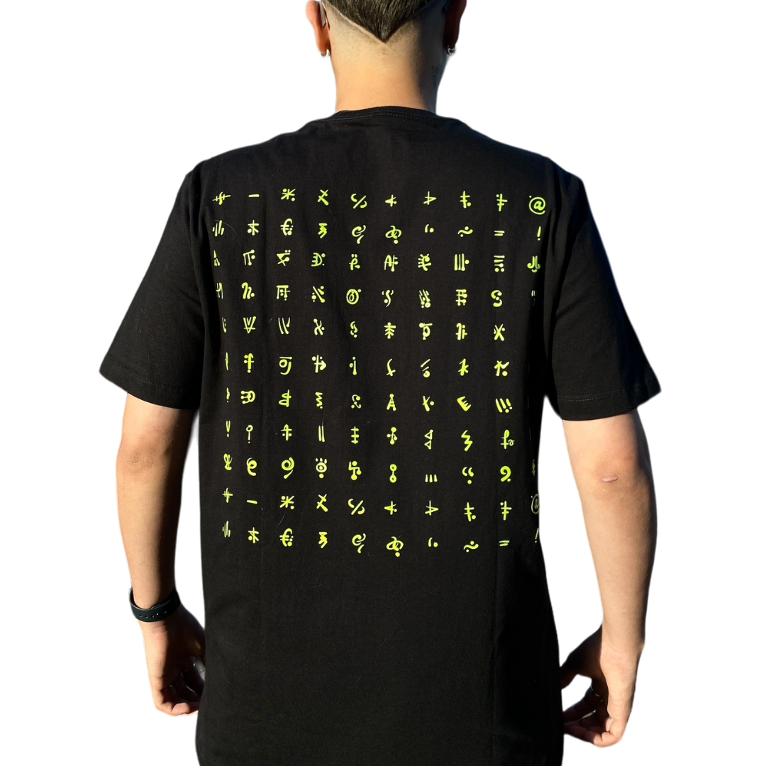 Camiseta preta com símbolos