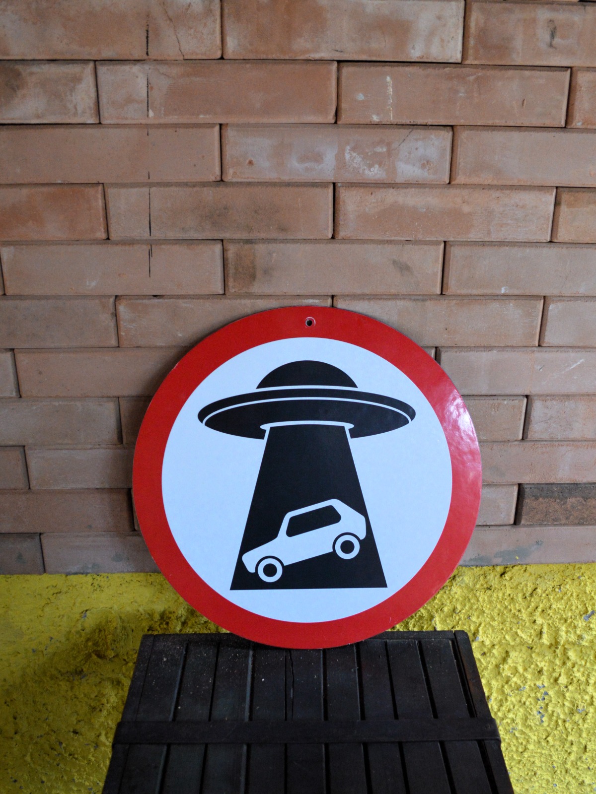 Placa de advertência de OVNI